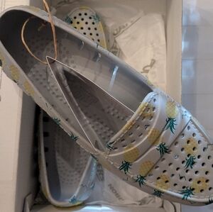 Floafers Size 8 Pineapple Print